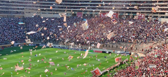 confeti en un estadio