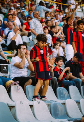 niño fan celebrando en las gradas